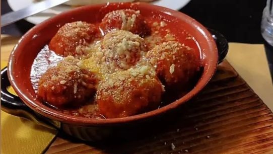 Polpette di carne al sugo di pomodoro con formaggio grattugiato in tegamino di coccio su tagliere, La Pecora Nera